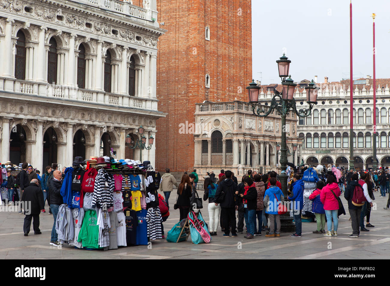 Einheimische und Touristen auf der Piazza San Marco, die wichtigsten öffentlichen Piazza Venezia, Italien Stockfoto