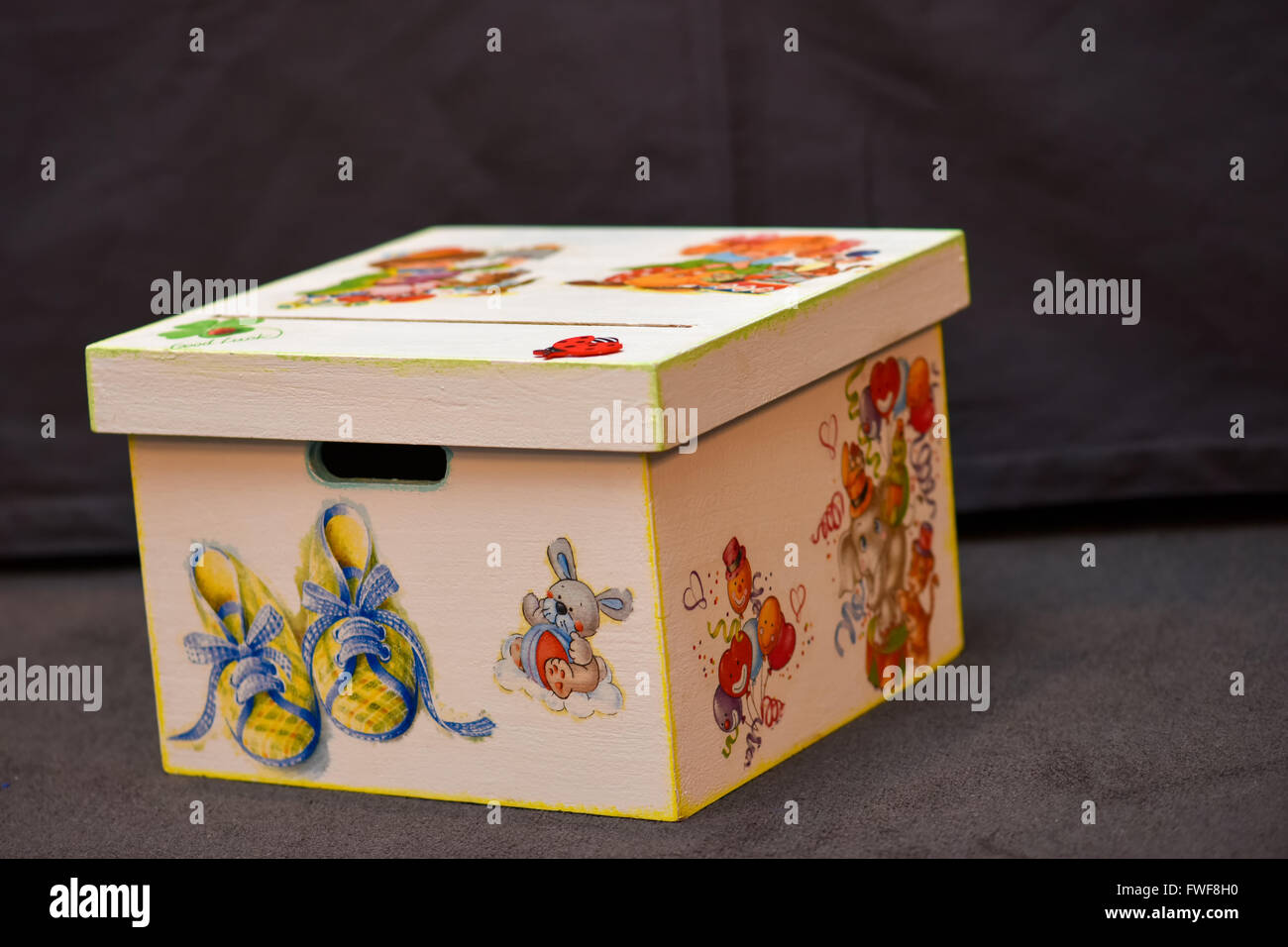 Weiße Holzbox gemalt für Kinder Stockfoto