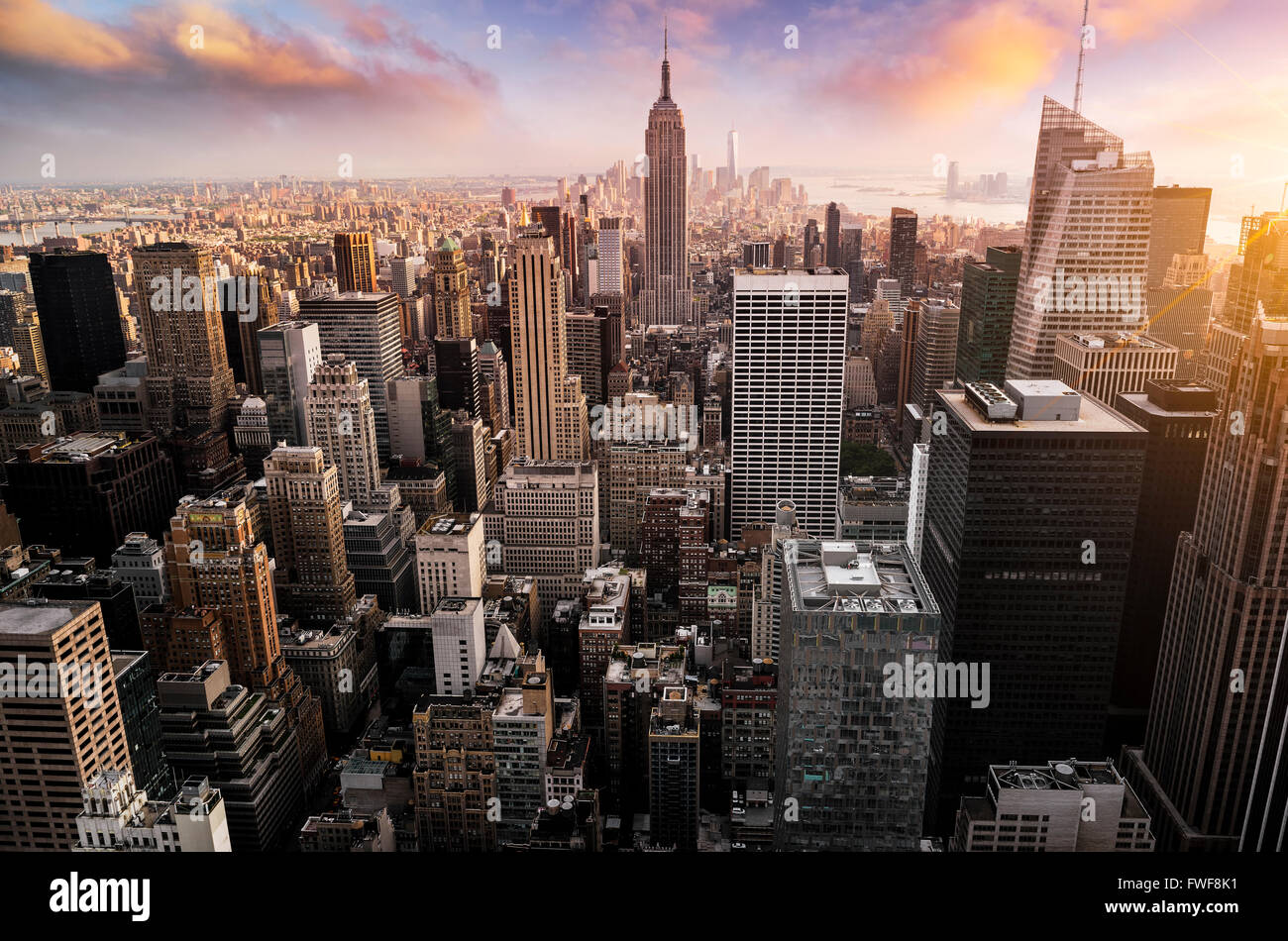 New Yorker Skyline mit urbanen Wolkenkratzer bei Sonnenuntergang, USA. Stockfoto