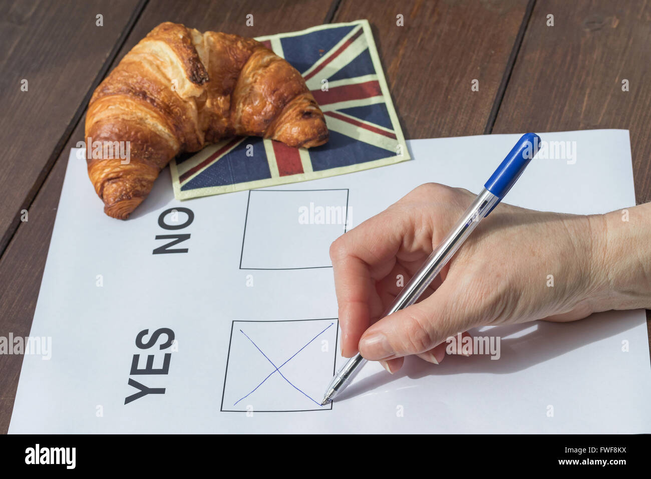 Weibliche Hand gefüllt ja in gedruckter Form. Stockfoto