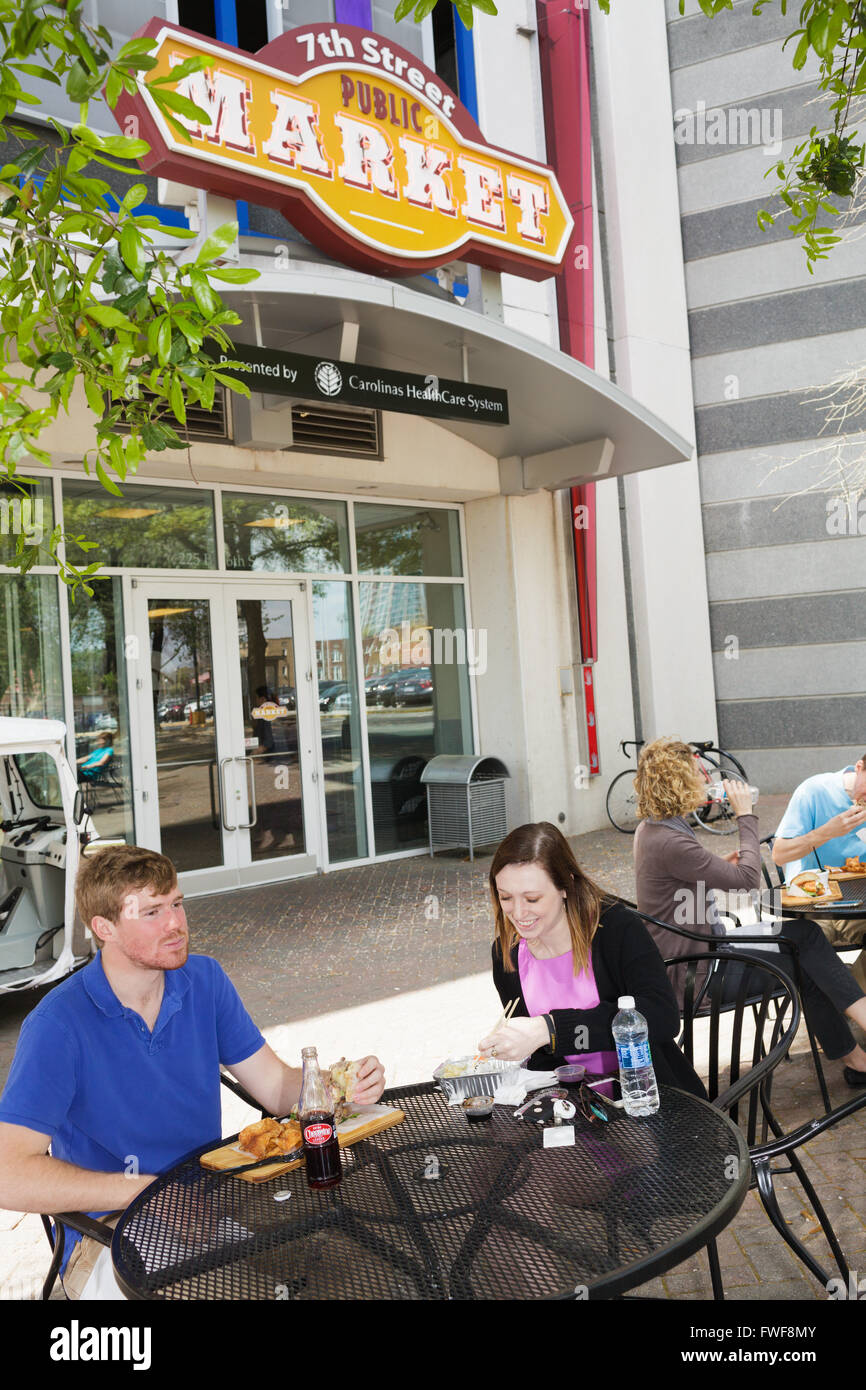 Mittag Zeit, Seventh Street Public Market, Charlotte, North Carolina, USA. Stockfoto