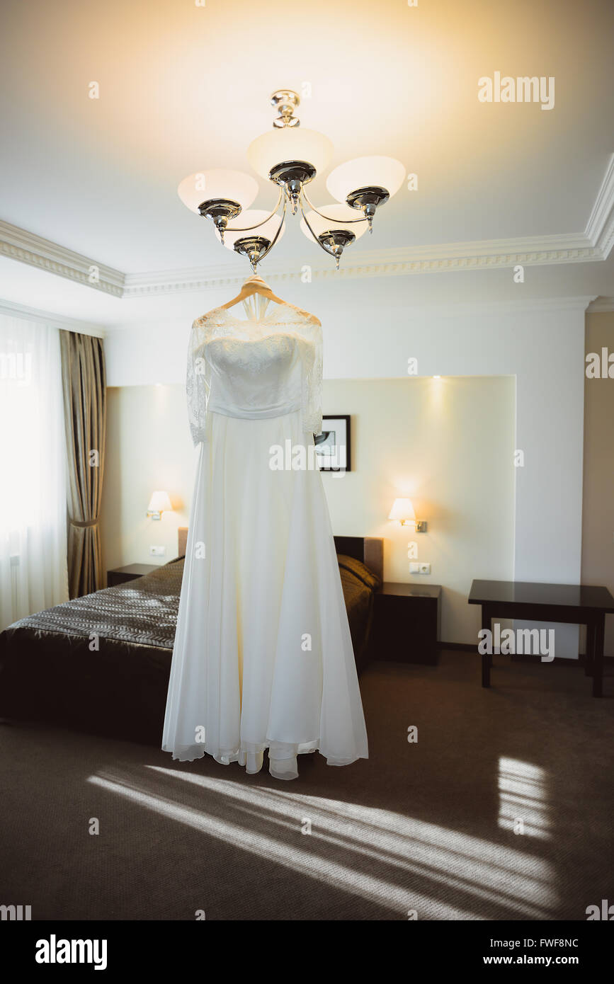 Hochzeitskleid Glanz im Zimmer hängen Stockfoto