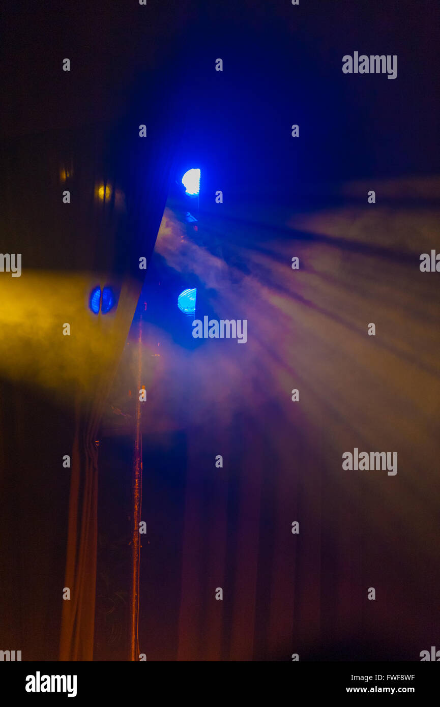 Eine Stufe heller Hintergrund mit Nebel und Lichtstrahlen Stockfoto