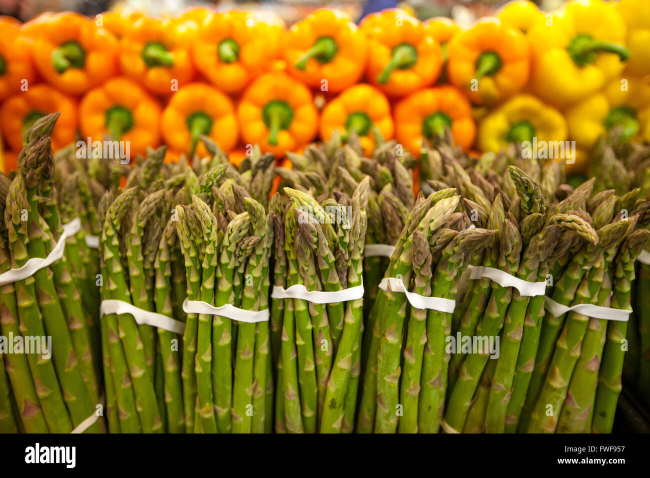 Stapel von frisch produzieren auf dem Display an eine natürliche Lebensmittel-Supermarkt Stockfoto