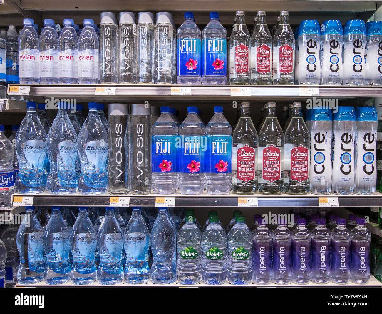 Reihen von Namen Marke abgefüllt Wasser in den Supermarkt-Regalen. Stockfoto