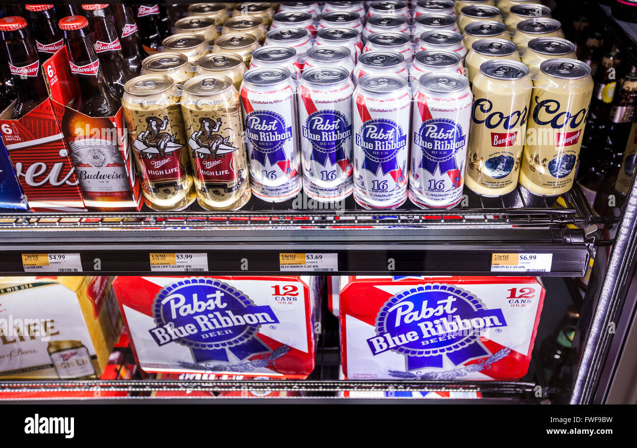 Regalen der six-Pack American made einheimisches Bier im Kühlschrank Fall einer Filiale. Stockfoto