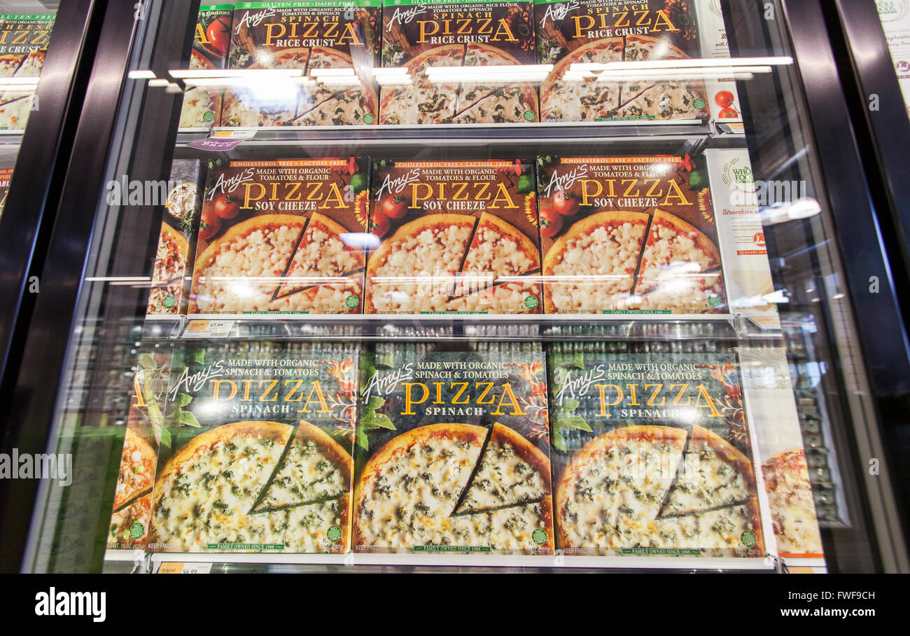 Regale mit gefrorenen Pizzas im Gefrierschrank Fall ein Lebensmittelgeschäft. Stockfoto