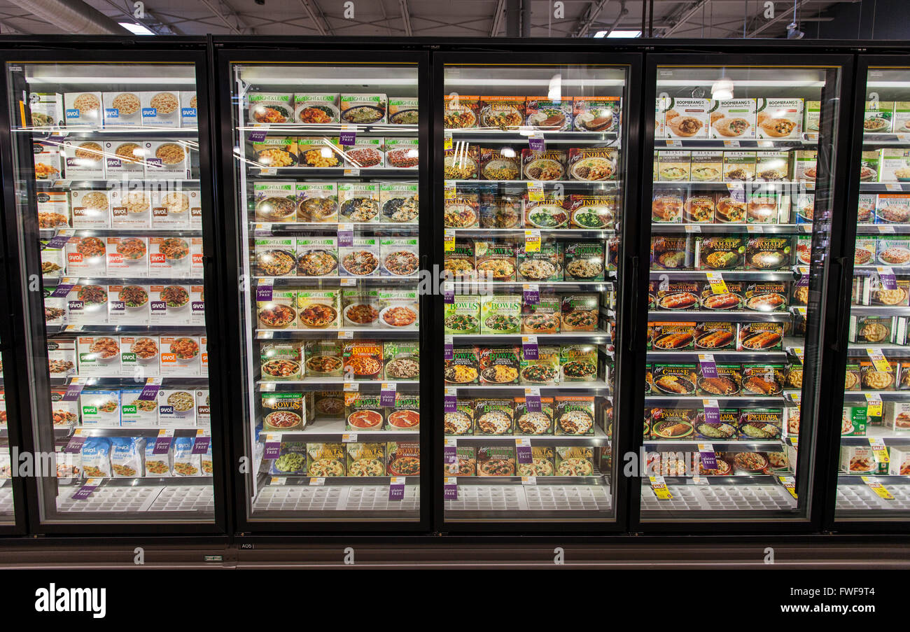 Gefrierschrank-Vitrinen der organischen und natürlichen Tiefkühlkost in einem Lebensmittelgeschäft. Stockfoto