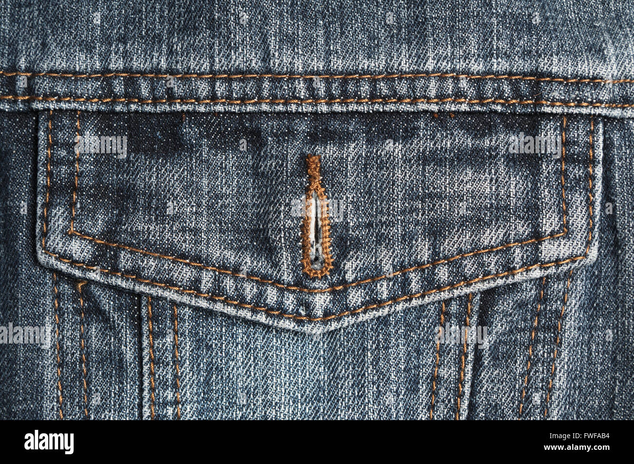 Detail einer ausgewaschenen Jeans Tasche Jacke. Mode und Bekleidung Stockfoto