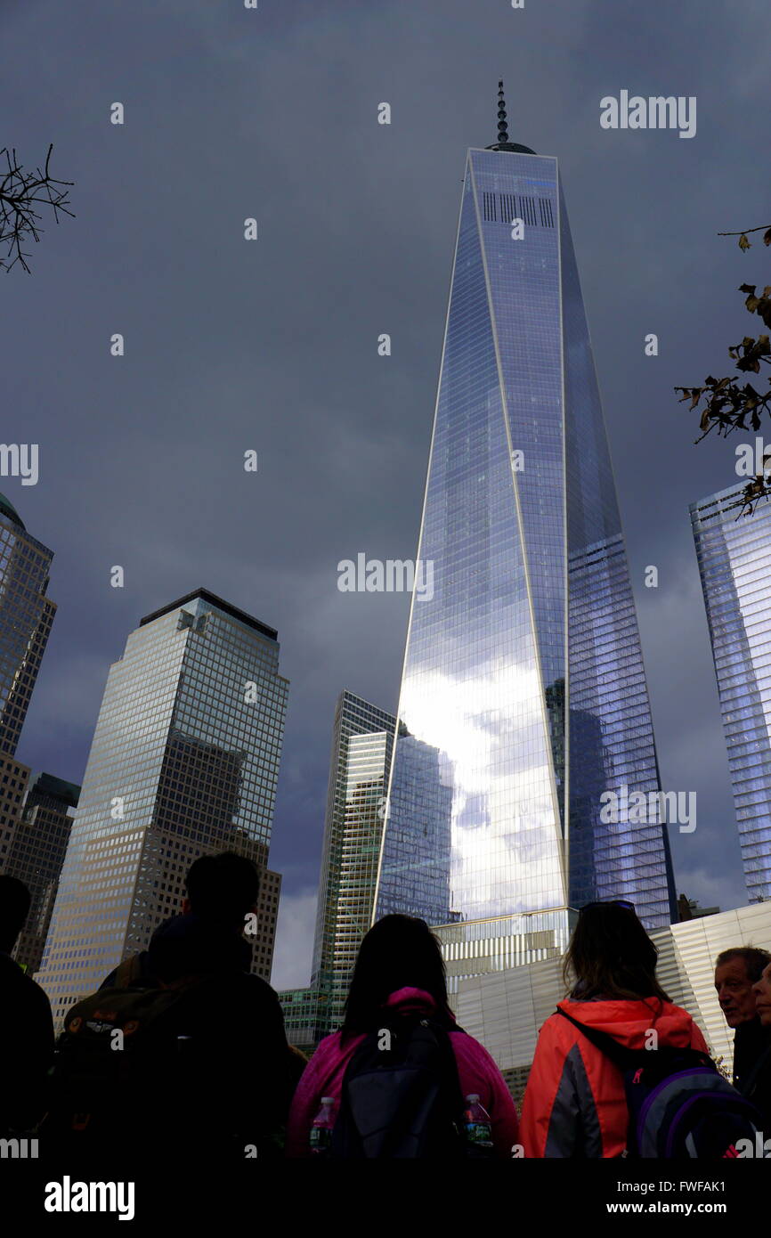 Dunklen düsterer Himmel verwandelt sich das World Trade Center-Wolkenkratzer in Silber-metallic, New York City, NY, USA Stockfoto