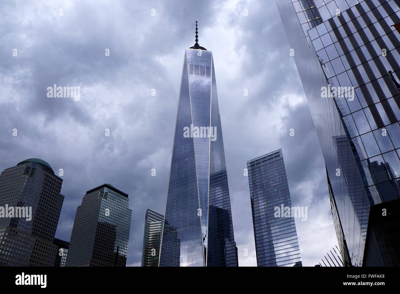 Dunklen düsterer Himmel verwandelt sich das World Trade Center-Wolkenkratzer in Silber-metallic, New York City, NY, USA Stockfoto