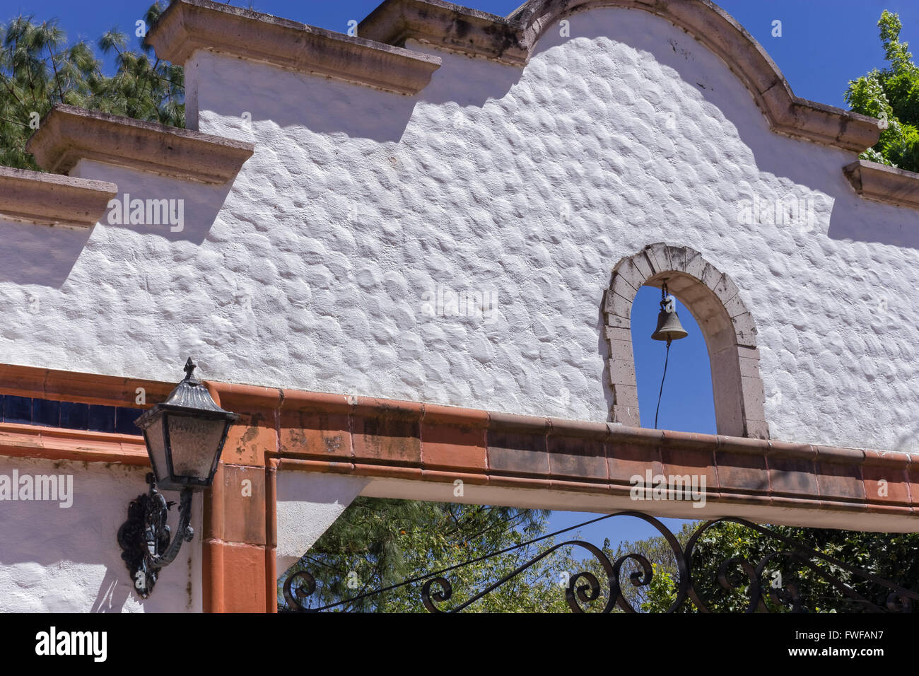 Oben auf dem Tor in der Mauer um ein mexikanisches Haus Stockfoto