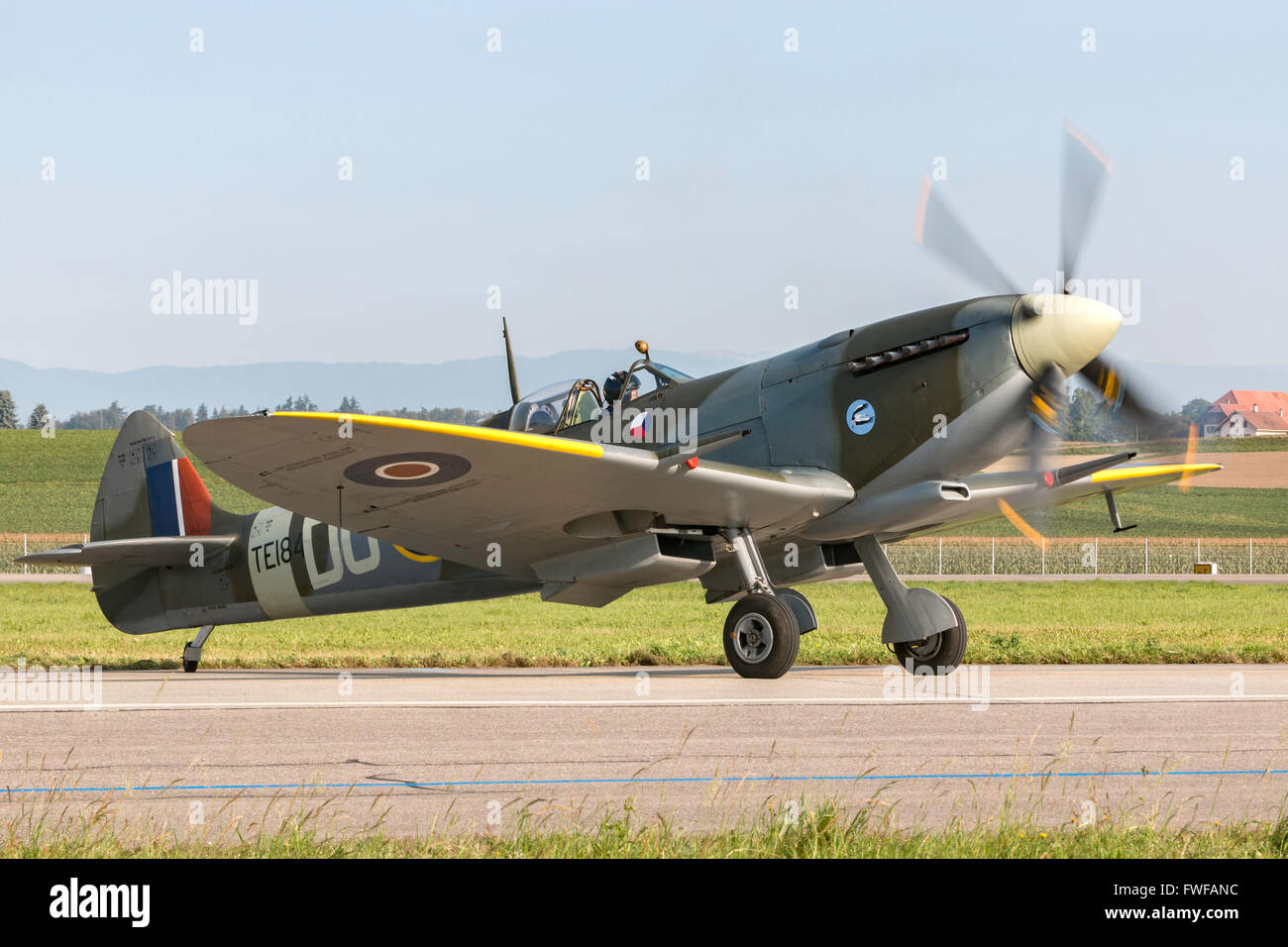 Supermarine Spitfire LF16E (Motor, Mk.16) ikonische britische Weltkrieg FighterAircraft G-MXVI. Stockfoto