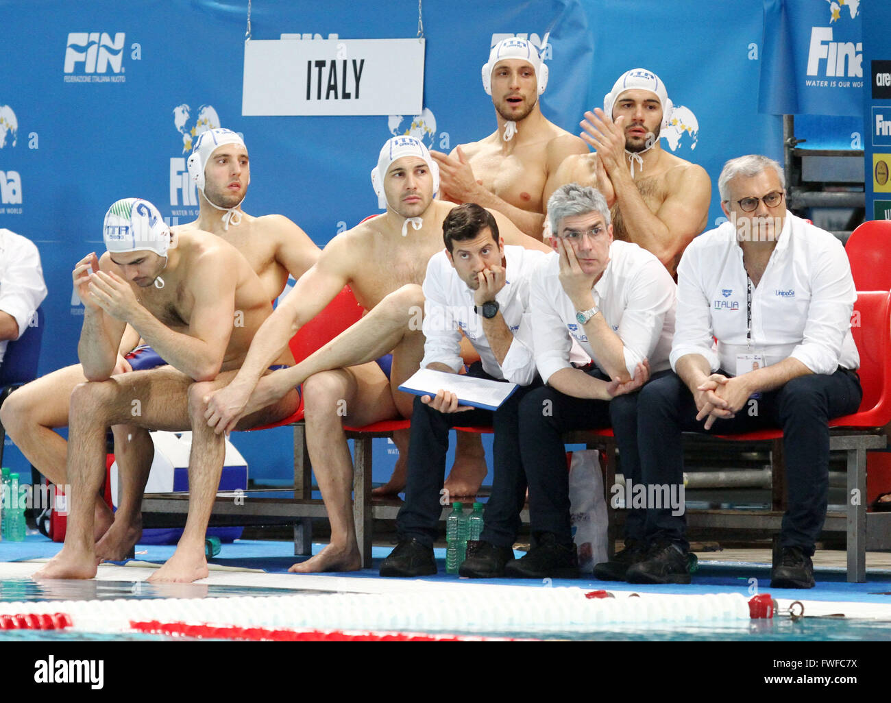 Triest, Italien. 4. April 2016. Alessandro Campagna (R) Trainer von Italien schaut bei Wasserball-Match zwischen Italien / Südafrika während Herren Wasserball Olympia-Qualifikationsturnier. Wasserball-Italien / Südafrika final score 22-3. © Andrea Spinelli/Pacific Press/Alamy Live-Nachrichten Stockfoto