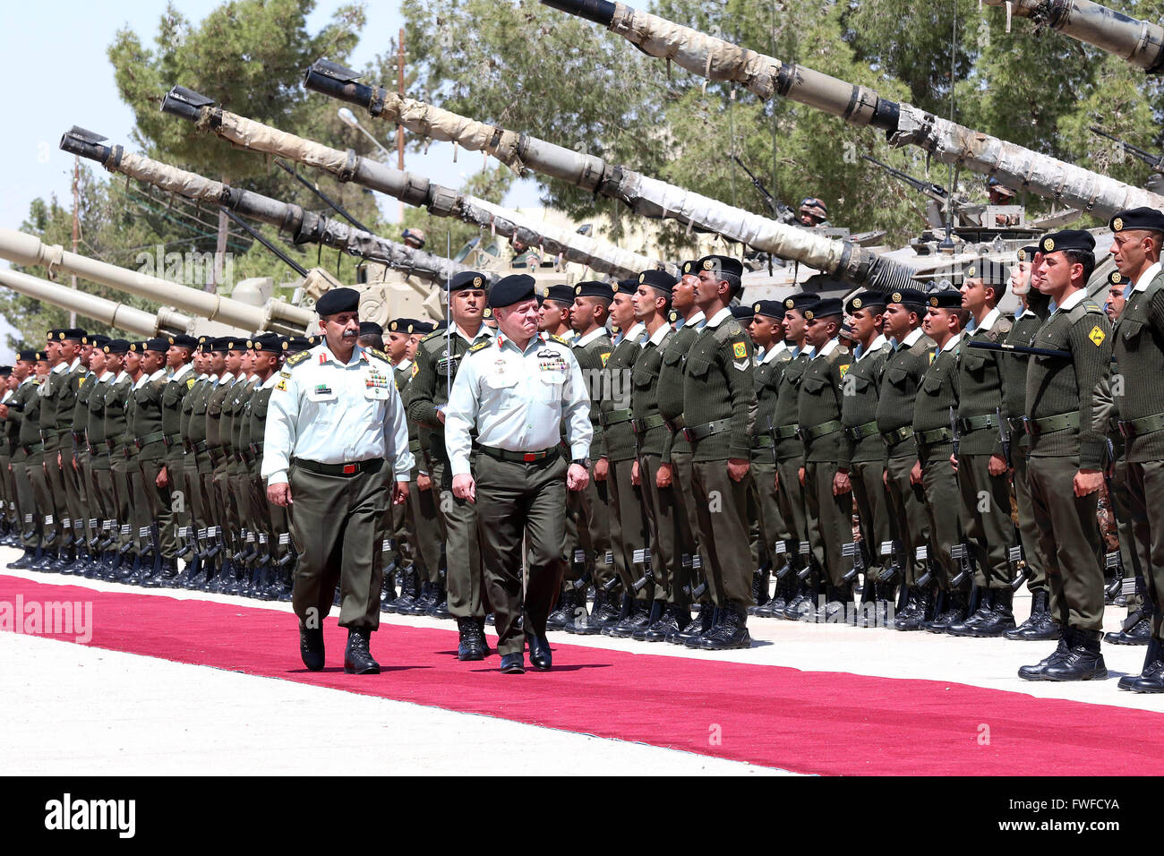 Amman, Amman. 4. April 2016. Jordan King Abdullah II (C) inspiziert Soldaten aus der Al Hussein Bin Talal 40th gepanzerte Brigade in Qatraneh Stadt, 90 km südlich von Amman, Jordanien am 4. April 2016. König Abdullah, der Oberbefehlshaber der Jordanien bewaffnete Kräfte-arabische Armee übergab dem Banner der "Seine Majestät der Supreme Commander" drei Bataillone der King Hussein Bin Talal 40th gepanzerte Brigade. Bildnachweis: EPA/JAMAL NASRALLAH/POOL/Xinhua/Alamy Live-Nachrichten Stockfoto