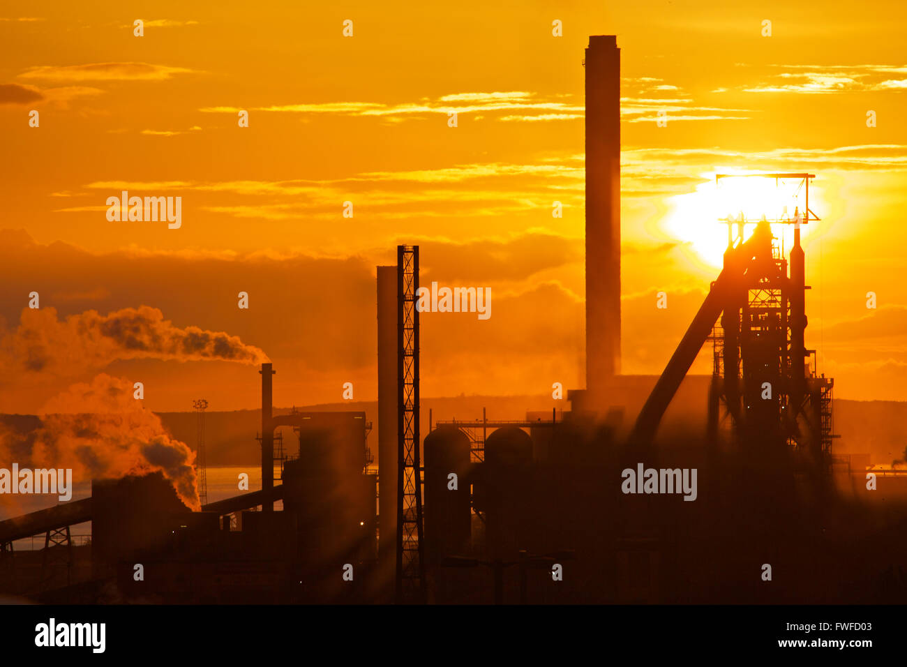 Tata Steel funktioniert, Port Talbot, South Wales, UK. 4. April 2016. Sonne Verbundpflaster über Tata Steel funktioniert, Port Talbot, South Wales, an einem Tag, den der walisischen Regierung wieder einberufen wurde, um die Krise zu diskutieren. Mehr als 4000 Arbeitsplätze sind bedroht, nach Tata Steel es ist letzte Woche angekündigt, um Stahl Baustellen in ganz Großbritannien zu verkaufen. Bildnachweis: Haydn Denman/Alamy Live-Nachrichten Stockfoto