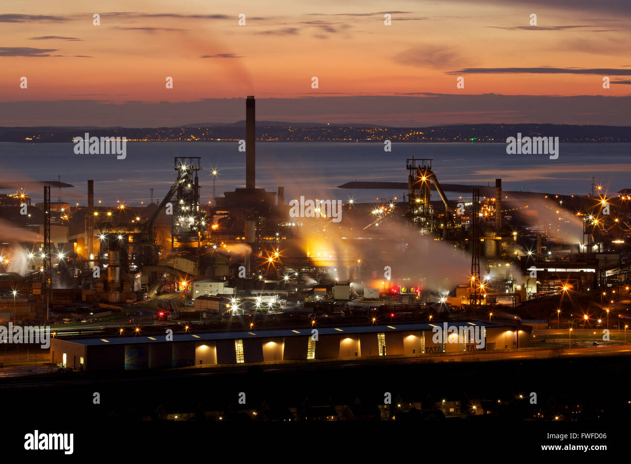 Tata Steel funktioniert, Port Talbot, South Wales, UK. 4. April 2016. Sonne Verbundpflaster über Tata Steel funktioniert, Port Talbot, South Wales, an einem Tag, den der walisischen Regierung wieder einberufen wurde, um die Krise zu diskutieren. Mehr als 4000 Arbeitsplätze sind bedroht, nach Tata Steel es ist letzte Woche angekündigt, um Stahl Baustellen in ganz Großbritannien zu verkaufen. Bildnachweis: Haydn Denman/Alamy Live-Nachrichten Stockfoto