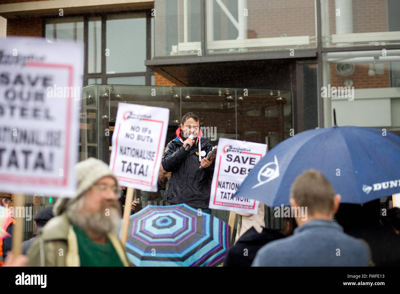 Cardiff, Wales, UK. 4. April 2016. Stahlarbeiter von Tata Steel protest außerhalb der Nationalversammlung von Wales, Cardiff, UK. 4. April 2016. Bildnachweis: Amonochromedream.com/Alamy Live-Nachrichten Stockfoto