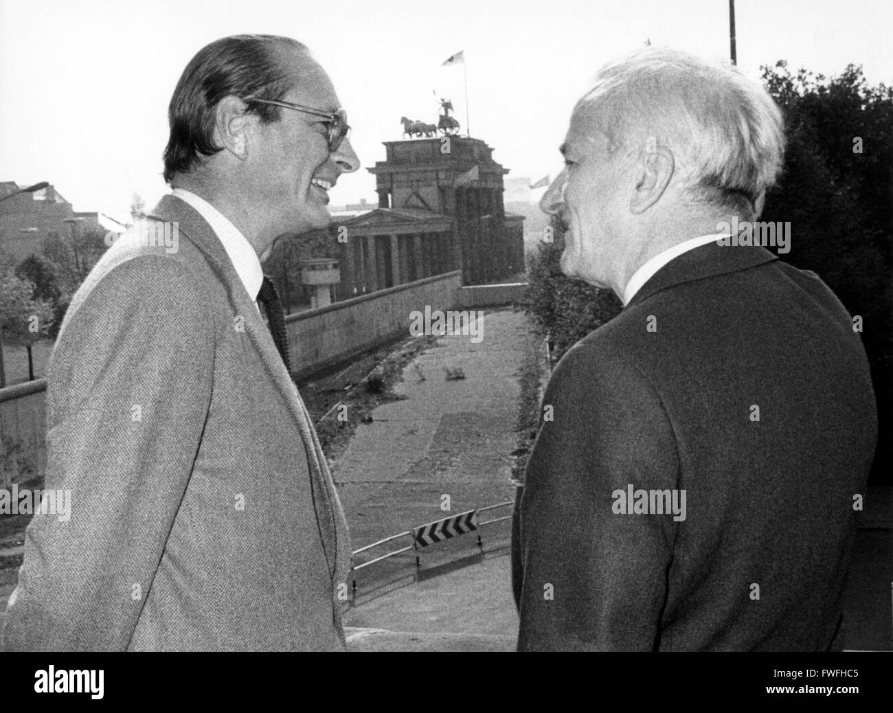 Paris-Bürgermeister Jacques Chirac (l) und seinem Berliner Amtskollegen Richard von Weizsäcker (r) sightseeing an der Berliner Mauer auf 18. Oktober 1983, im Hintergrund das Brandenburger Tor. Stockfoto