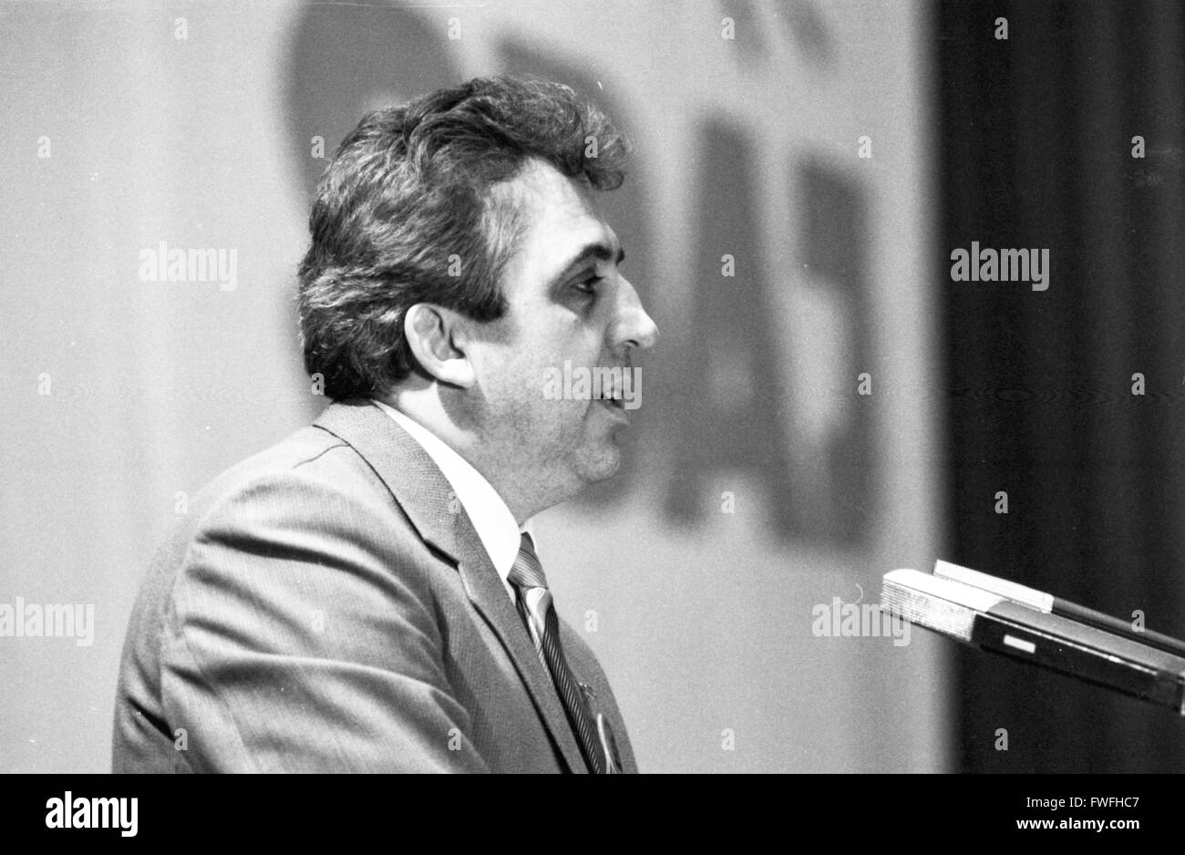 Egon Krenz aus DDR beim 7. Kongress der Union von der sozialistischen deutschen Arbeiter Jugend (SDAJ) im Jahr 1982 in Düsseldorf - Deutschland. Stockfoto