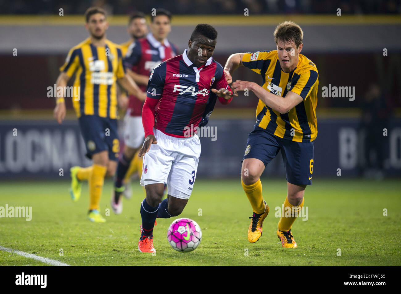 Bologna, Italien. 4. April 2016. Godfred Donsah (Bologna), Michelangelo Albertazzi (Hellas) Fußball: Italienische "Serie A" match zwischen Bologna FC 0: 1 Hellas Verona im Stadio Renato Dall'Ara in Bologna, Italien. © Maurizio Borsari/AFLO/Alamy Live-Nachrichten Stockfoto