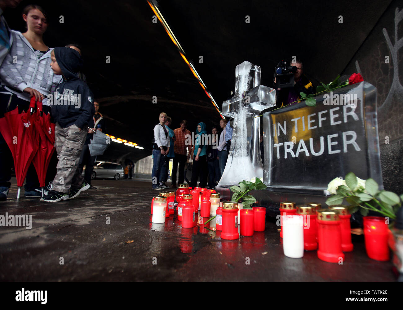 Menschen trauern im Tunnel, der der Eingang zum Gelände der Loveparade in Duisburg, Deutschland, 26. Juli 2010 gebildet. Am 24. Juli 2010 19 Menschen starben, mindestens 340 Menschen wurden verletzt, während eine Massenpanik bei Techno-Musik-Festival Loveparade. Foto: OLIVER BERG Stockfoto