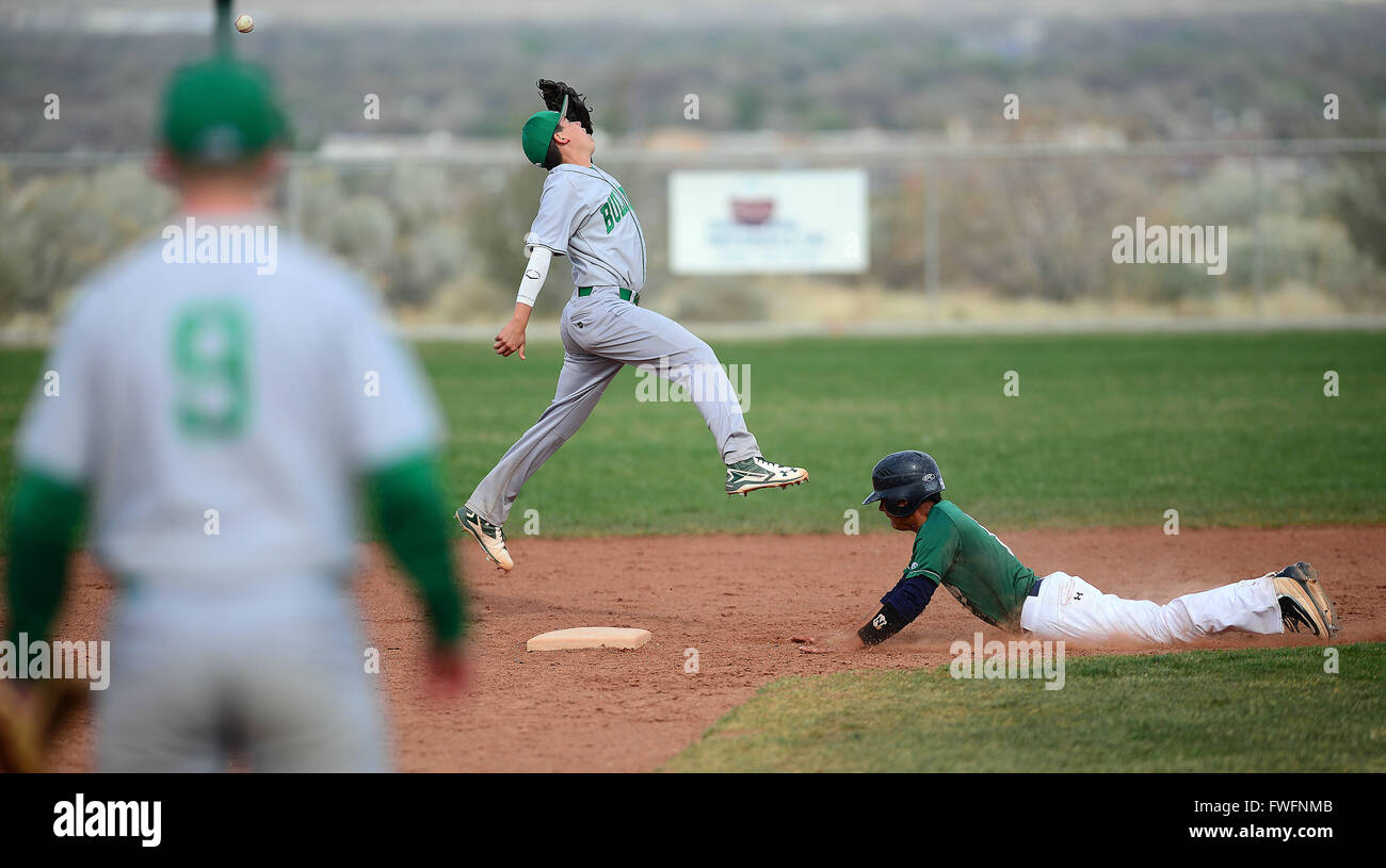Albuquerque, NEW MEXICO, USA. 5. April 2016. 040516. Albuquerque Gymnasium 3. Baseman Luke Wilson, linke Uhren als Teamkollegen Robert Rodriguez, nicht den Ball zu fangen, während Atrisco Erbe Vincente Trujillo, Dias in 2nd Base während des Spiels am Atrisco gespielt. Fotografiert auf Dienstag, 5. April 2016. Adolphe Pierre-Louis/JOURNAL. © Adolphe Pierre-Louis/Albuquerque Journal/ZUMA Draht/Alamy Live-Nachrichten Stockfoto