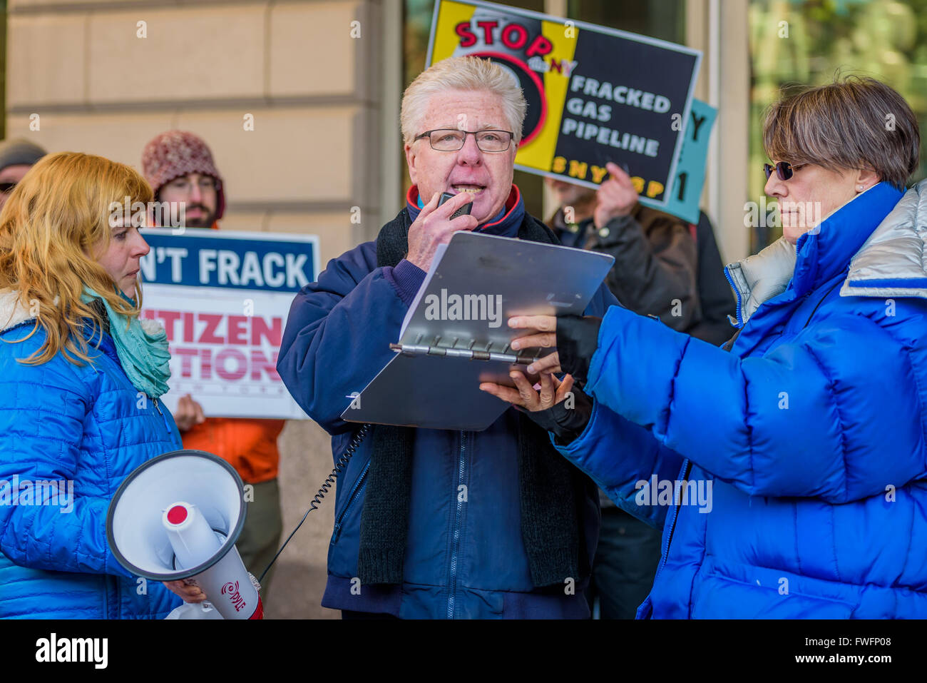 Albany, Vereinigte Staaten von Amerika. 5. April 2016. William Roche, Besitzer einer Immobilie, deren Land und Träume von Eminent Domain spricht auf der Kundgebung zum NYS von FERC und Gouverneur Cuomo wurden, NYS zu schützen bitten Wassersparen durch Verweigerung, erforderlich Wasser-Qualitäts-Zertifikat für Verfassung Pipeline Credit: Erik Mc Gregor/Pacific Press/Alamy Live News Stockfoto