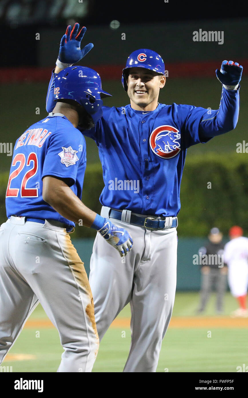 Anaheim, Kalifornien, USA. 5. April 2016. 5. April 2016: Chicago Cubs erster Basisspieler Anthony Rizzo #44 und Chicago Cubs Recht Fielder Jason Heyward #22 feiern einen Homerun von Rizzo im Spiel zwischen den Chicago Cubs und die Los Angeles Angels of Anaheim, Angel Stadium in Anaheim, CA, Fotograf: Peter Joneleit Credit: Cal Sport Media/Alamy Live News Stockfoto