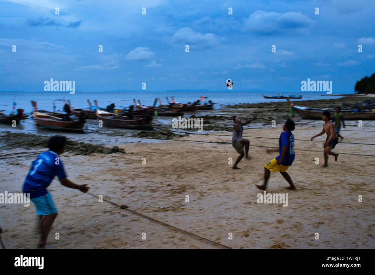 Spielen Sie Fußball am Strand. Fischer-Dorf. Phi Phi Don. Entspannen Sie Strand. Phak Nam Bay. Thailand. Asien. Insel Phi Phi Don. Krabbe Stockfoto