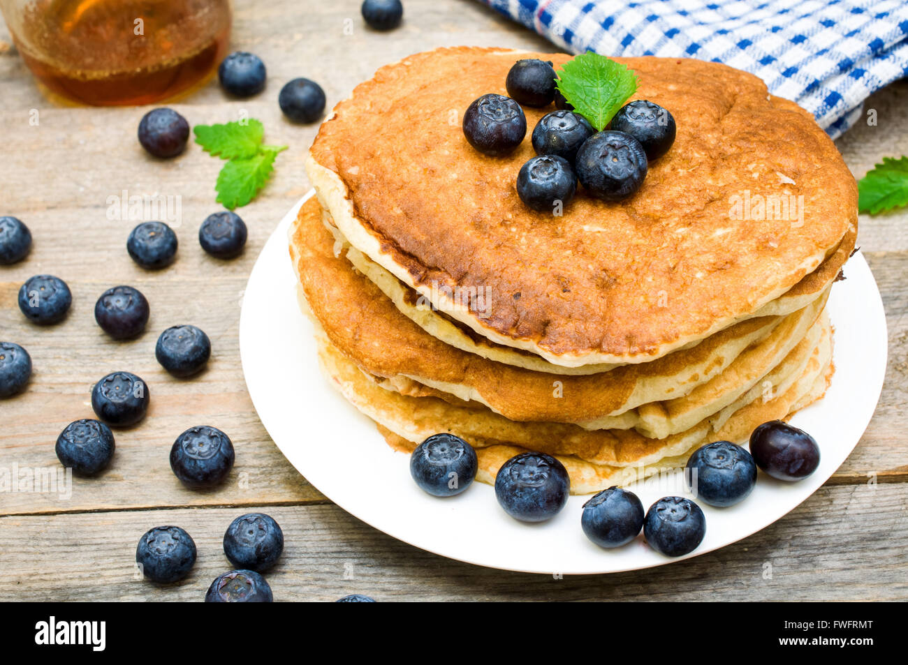 Pfannkuchen mit frischen Waldbeeren Stockfoto