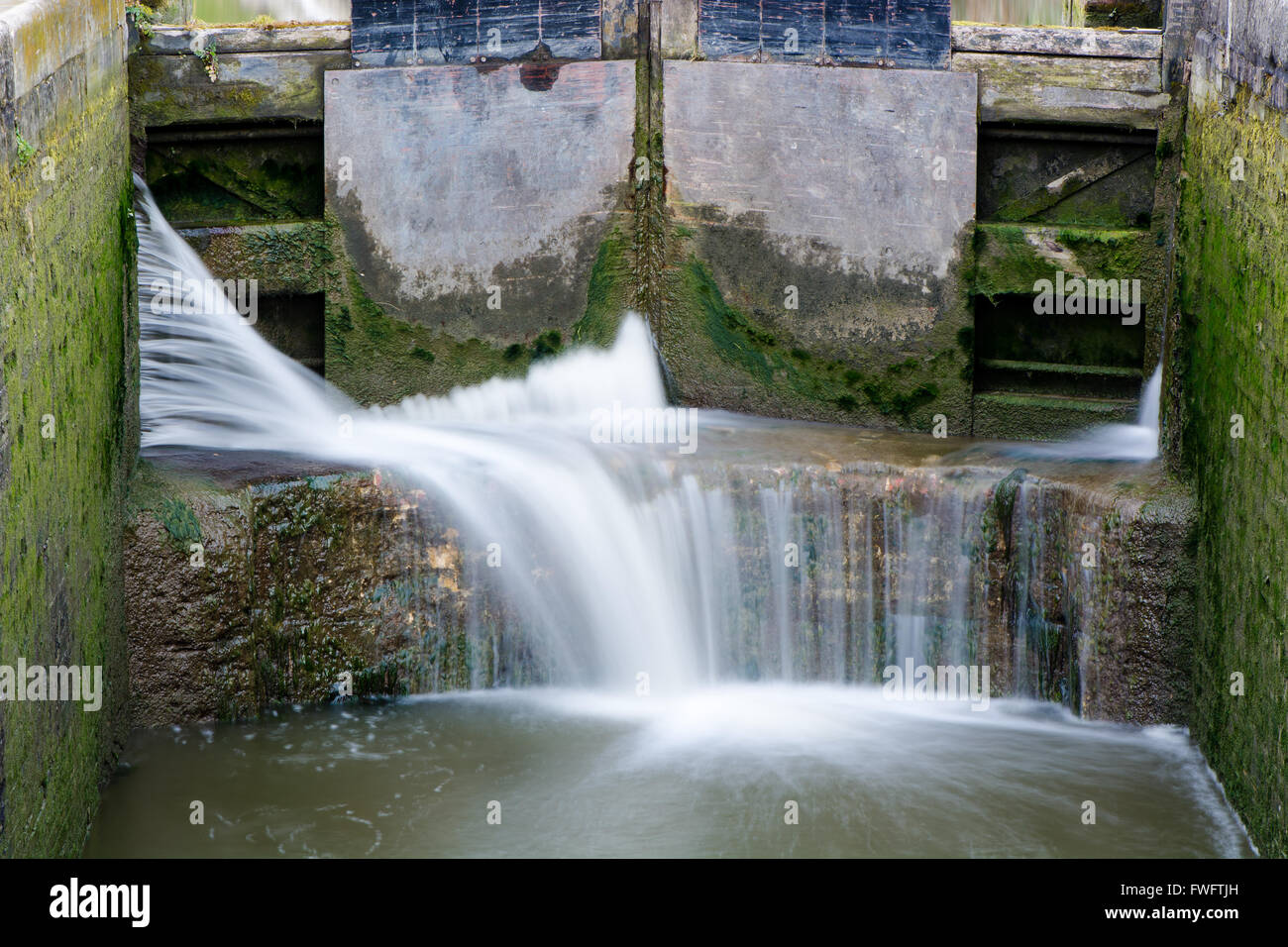 Kanal sperren Cill mit Wasser Verschütten durch Tor. Mit Wasser mit hohem Druck durch Lücken, Spritzwasser auf Cill Flucht sperren Stockfoto