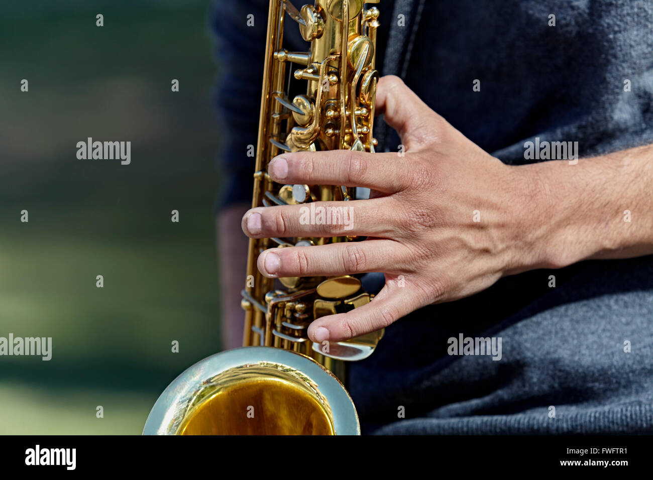 Nahaufnahme eines jungen Erwachsenen Mannes Hände ein Saxophon spielen Stockfoto