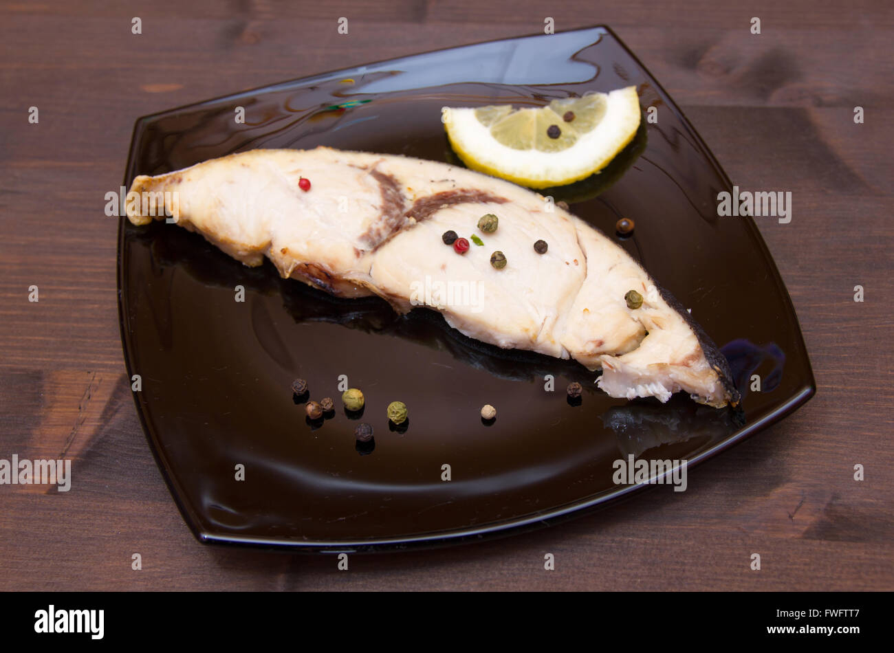 Schwertfisch Slice auf der Platte auf Holztisch Stockfoto