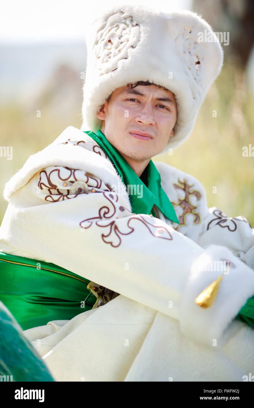 Porträt des Mannes auf dem Rasen in traditioneller Kleidung, Blick in die Kamera Stockfoto