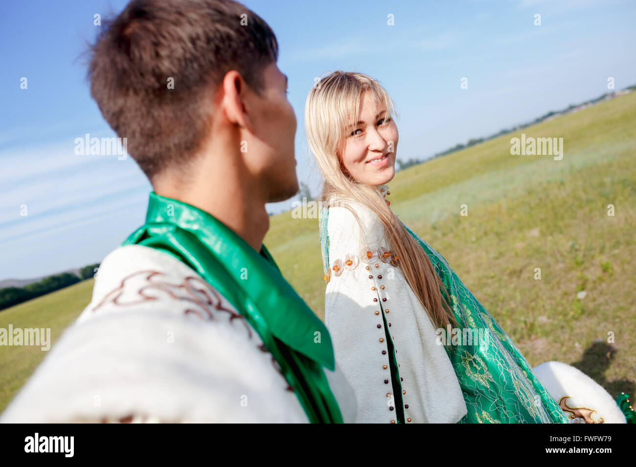 Schönes paar in traditioneller Kleidung walking im Freien an sonnigen Sommertag, Bühnen-Kostüm. Stockfoto