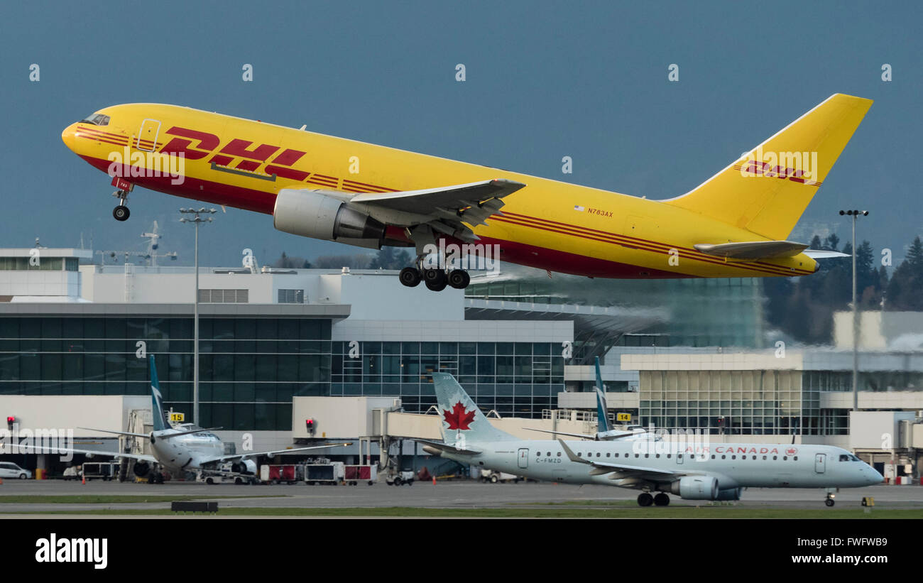 ABX Air Boeing 767 (N783AX) Paket Frachter gemalt in DHL-Lackierung nehmen ausziehen in der Luft Vancouver International Airport Stockfoto