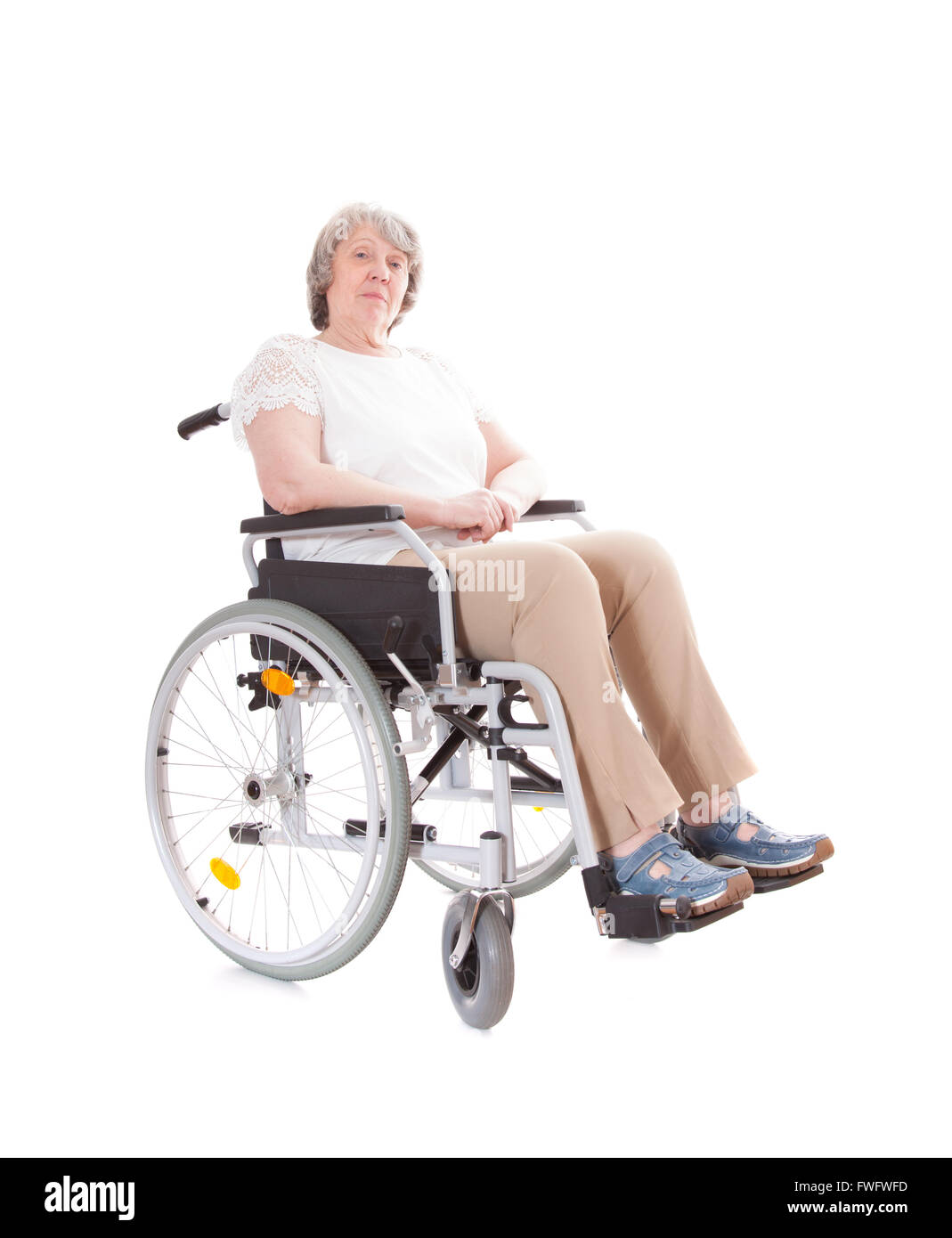 Ältere Frau sitzt im Rollstuhl. Alle auf weißem Hintergrund Stockfoto