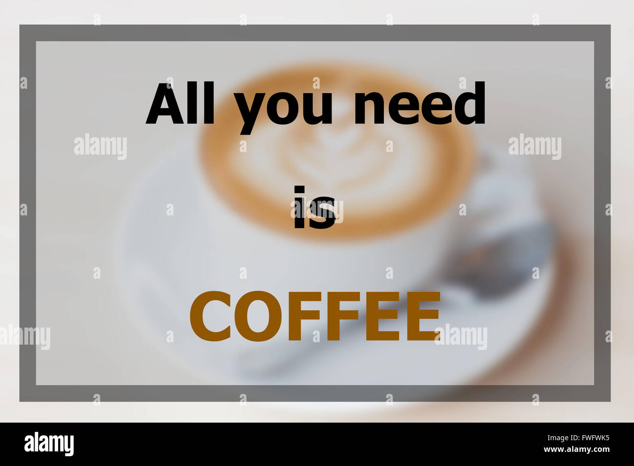 Alles was Sie brauchen ist Kaffee inspirierend Zitat auf unscharfen Kaffee Tasse Hintergrund Stockfoto