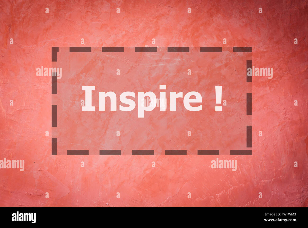 Begeistern Sie Wort inspirierend Zitat auf handgefertigte kreative rote Wand Hintergrund Stockfoto