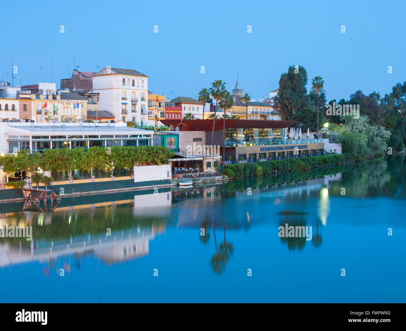 Ansicht von Triana Gegend von Sevilla über Fluss Guadalquivir in der Abenddämmerung. Sevilla, Andalusien, Spanien Stockfoto