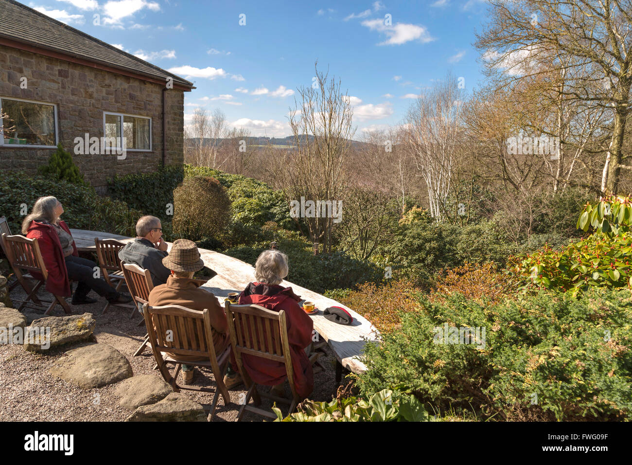 Besucher genießen den Blick auf den Wald Garten bei Lea Gärten, Matlock, Derbyshire, England, Vereinigtes Königreich. Stockfoto