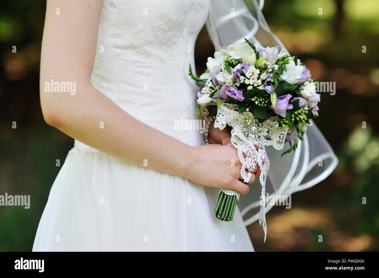 Brautstrauß in Händen der Braut Stockfoto
