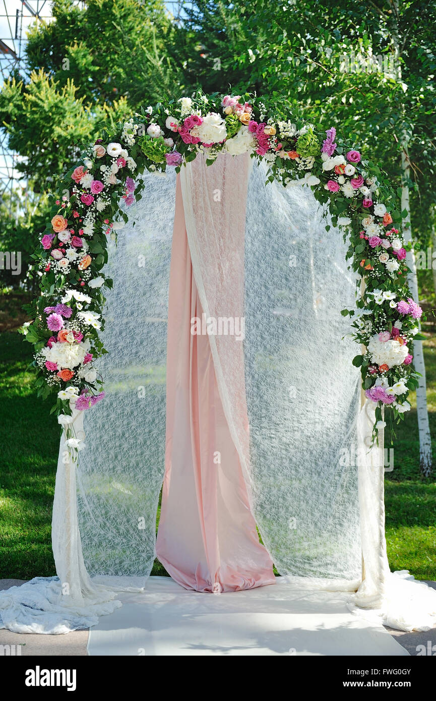 Hochzeit Bogen mit Blumen auf der Wiese Stockfoto