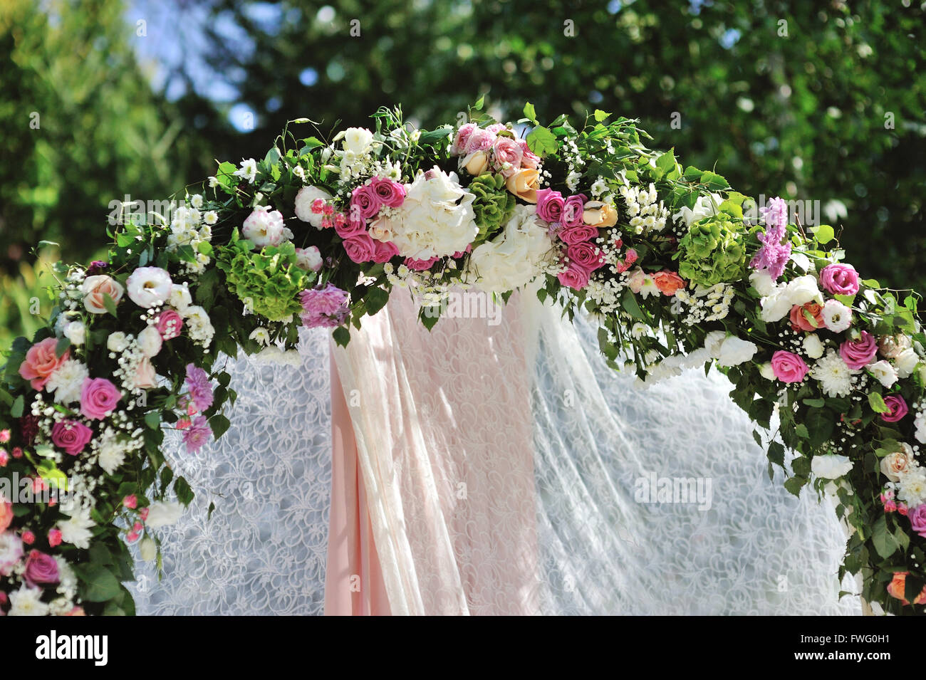 Hochzeit Bogen mit Blumen auf der Wiese Stockfoto