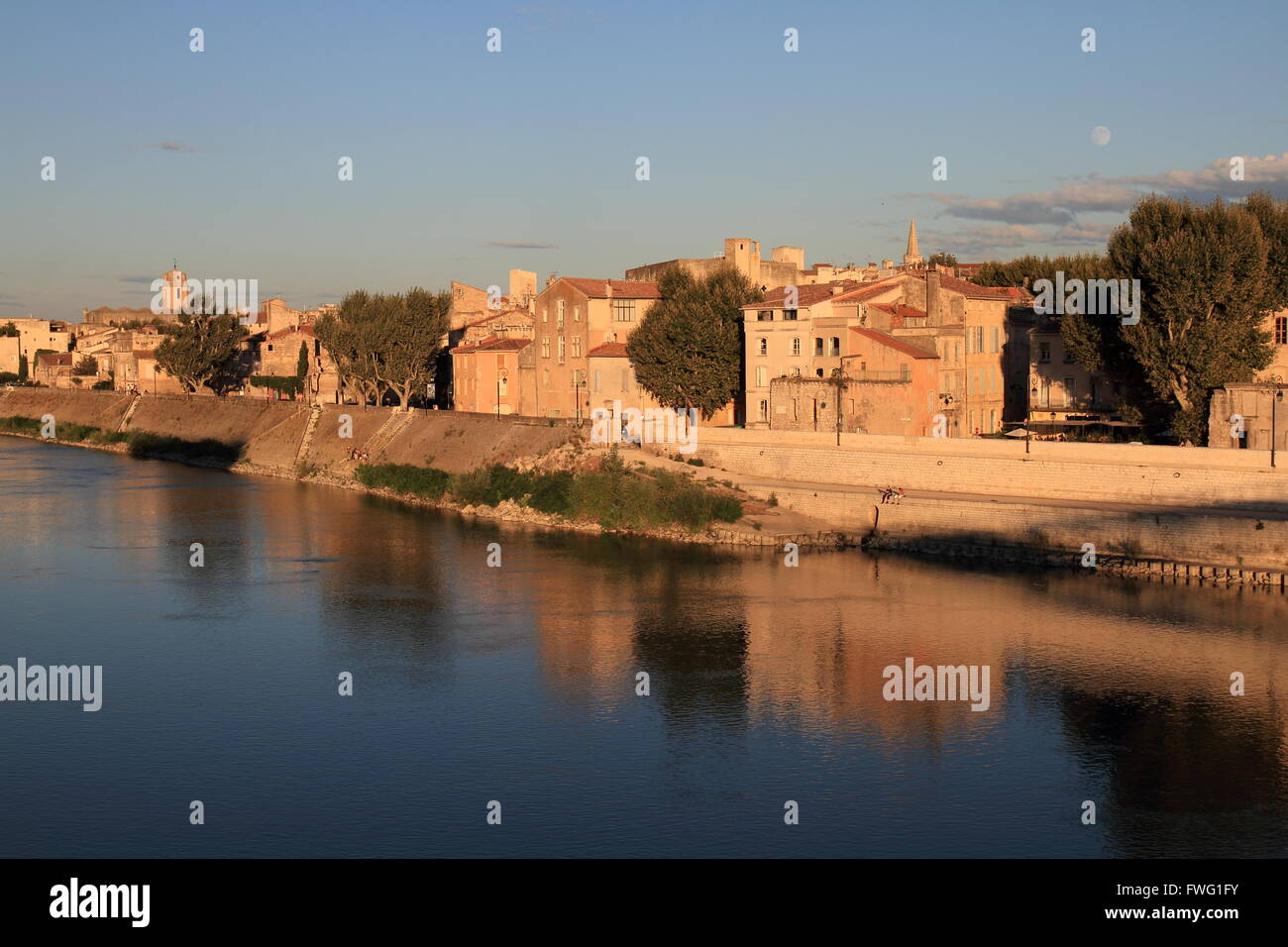 Ein Sonnenuntergang am Fluss Rhone in Arles, Provence, Frankreich Stockfoto