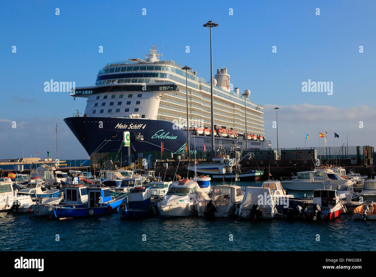 Große Deutsche Kreuzfahrtschiff Mein Schiff 4 In Puerto