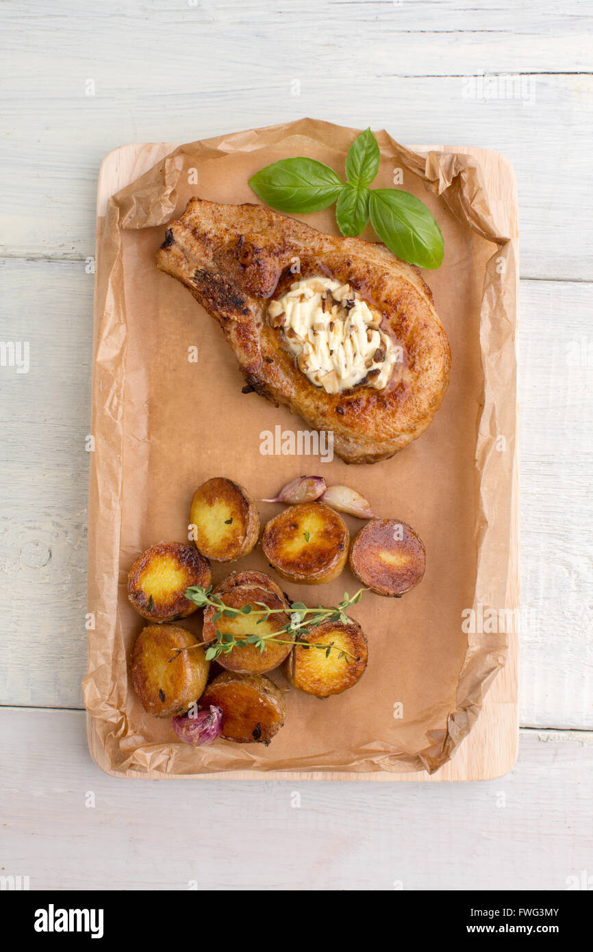 Steak und Bratkartoffeln mit Knoblauch Stockfoto