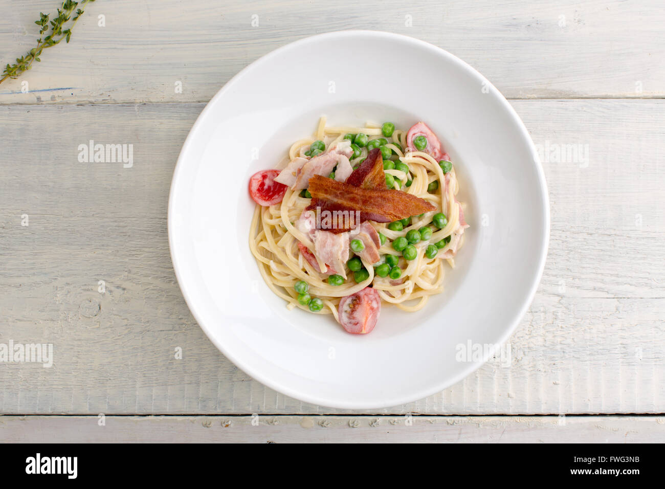Teller mit Nudeln Speck, Käse, Cherry-Tomaten Stockfoto