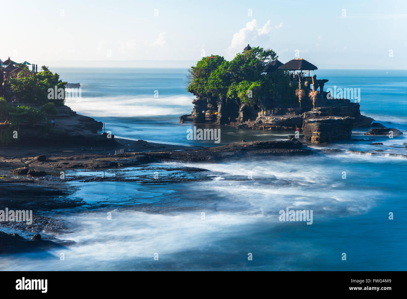 Pura Tanah Lot am Morgen, berühmte Ozean Tempel in Bali, Indonesien. Stockfoto